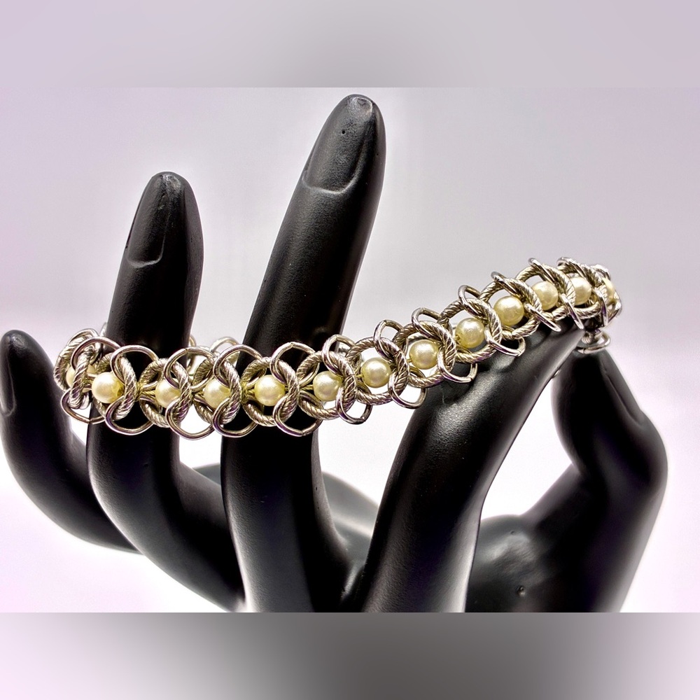 Vintage SIGNED Goldette N.Y. Faux Pearl in Silver Tone Floating Chain Circles